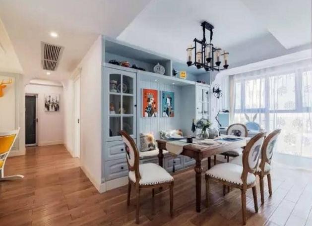 小户型放一套餐桌太占地方了，不如这样设计，至少腾出一半空间