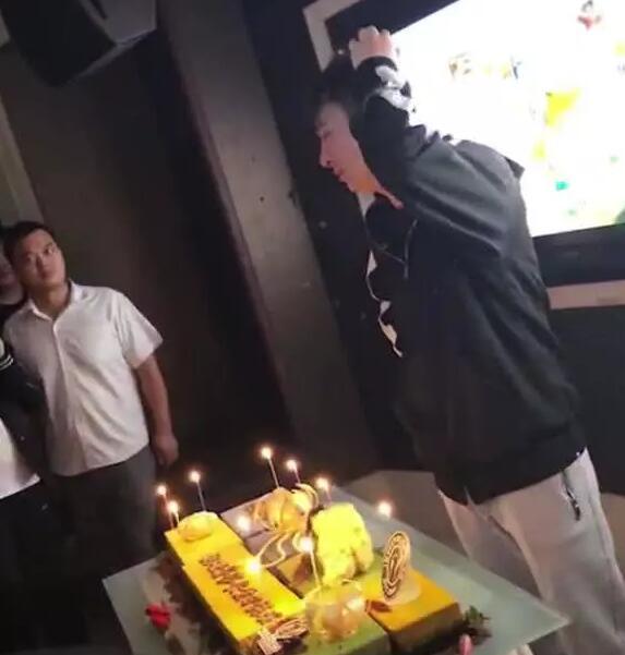 王思聪30岁生日许愿, 当看到蛋糕上八个字后, 网友们炸开了锅