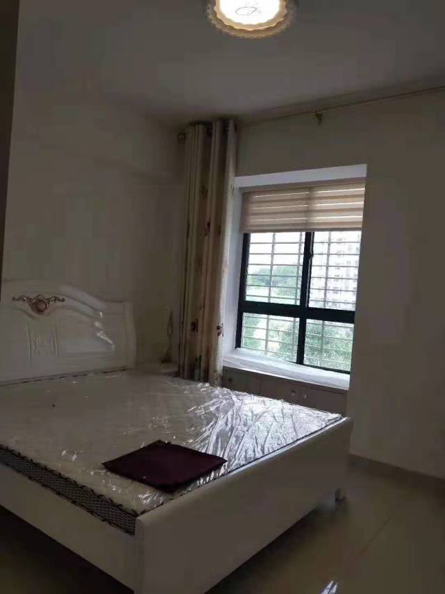 老家县城买的三居室，已经住了3年了，对于餐厅还是挺满意的！