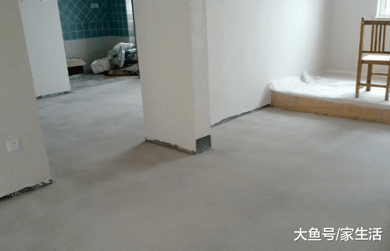 越来越多年轻人地面装修不铺瓷砖，反而用这种材料，太聪明了