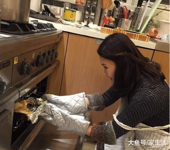 参观黎姿在香港的豪宅，老公不愧是神秘富商，在家吃饭也要戴墨镜