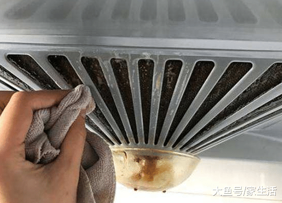 油烟机污渍多很难清洁？其实不用拆下来洗，老保姆都用这方法
