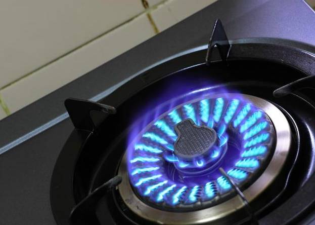 燃气灶一直按着开关才能打着火，试试这个方法，还能避免火灾发生