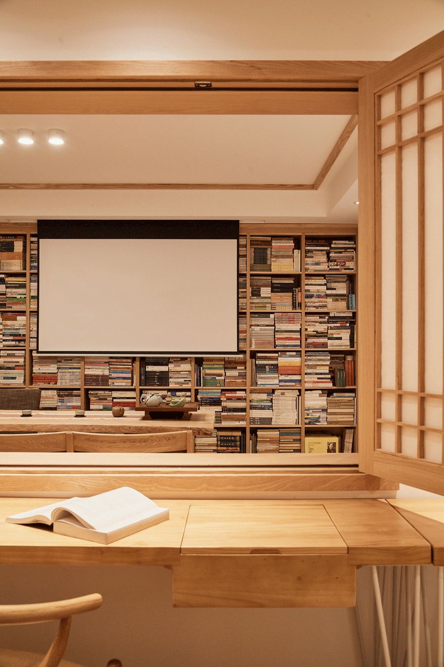 130㎡原木简约，客厅没沙发，满屋是书架，教授家就是不一样！