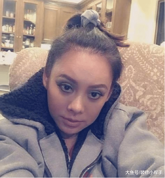 明星宁静的居家生活，房子还有专门喝茶的地方，看来很会享受生活