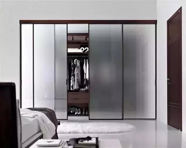 你家卧室衣柜还在安装移门？那真是OUT了，现在都流行这样装