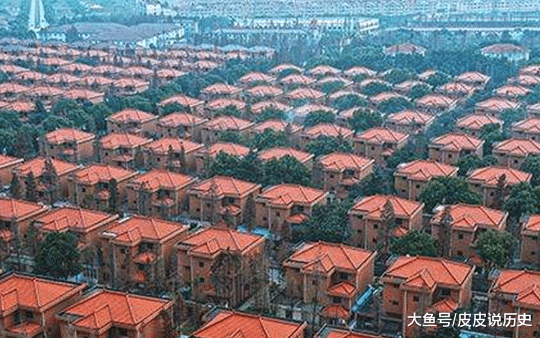 曾经的“天下第一村”，负债389亿之后，如今还能家家都住别墅吗？