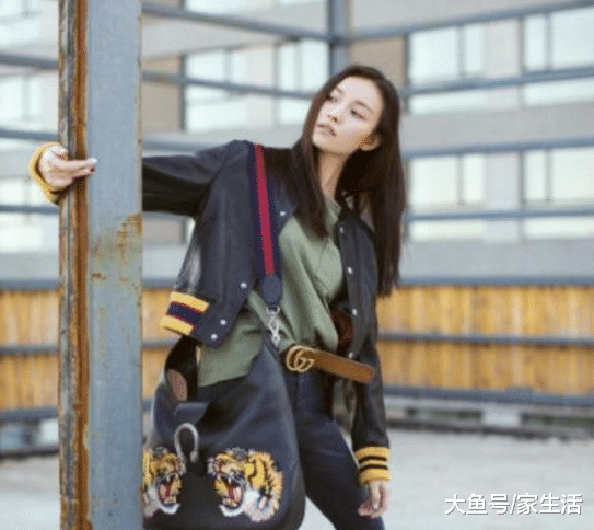 带你参观倪妮住的房子，家里装修真够随便的，地上扔满各种鞋子