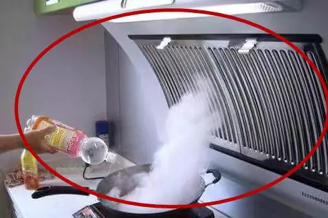 家里的油烟机用侧吸还是顶吸好？好多家庭装错都后悔了！