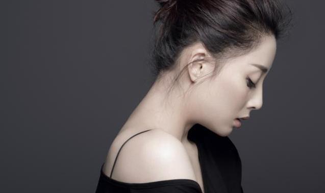 ?参观殷桃现实的豪宅，家里到处都是名贵花卉，居住环境像森林