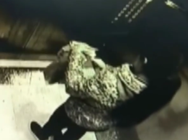 女子凌晨电梯内烧纸，行为诡异，仔细一看竟是冥币