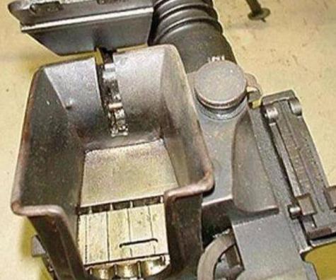 歪把子机枪装子弹时要刷油是真的吗