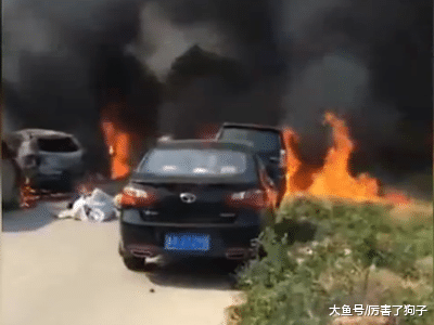 ?潍坊：多辆汽车着火，现场浓烟滚滚，致八辆汽车被烧得面目全非