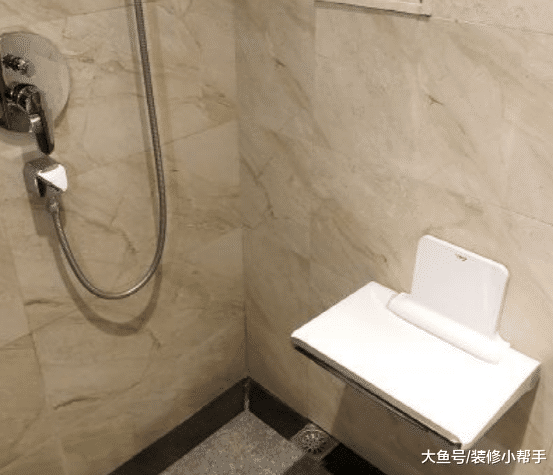 在淋浴房加裝這個東西，老人家洗澡時候方便多了，再也不怕滑倒