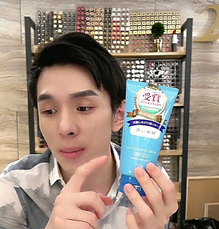 李佳琪就晒了个40块的网红洗面奶，没想到被网友疯抢，秒杀SK2！