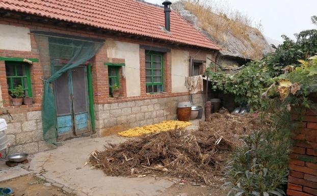 母亲让我拿出10万给弟弟买车，婆婆给我一张银行卡，我哭红了眼眶