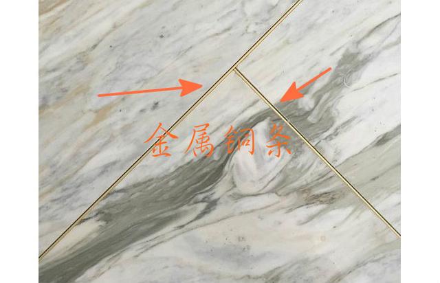 什么？地面已经不流行美缝了，有远见的人家都直接嵌入这种金属条