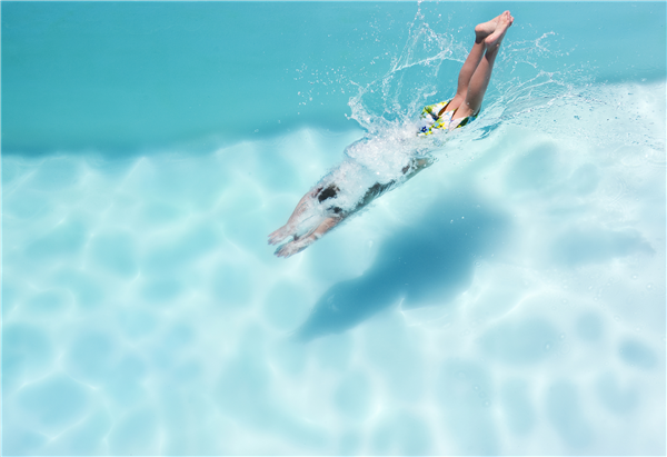 从南方到北方，绿城的碧蓝泳池澄澈依旧