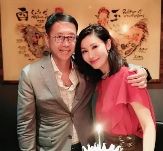 晒晒李嘉欣在香港的豪宅，家里装修这么简单，完全不像嫁入豪门