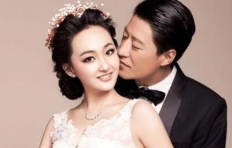 走红后抛弃发妻，娶小13岁女友连生3胎，今一家人超幸福