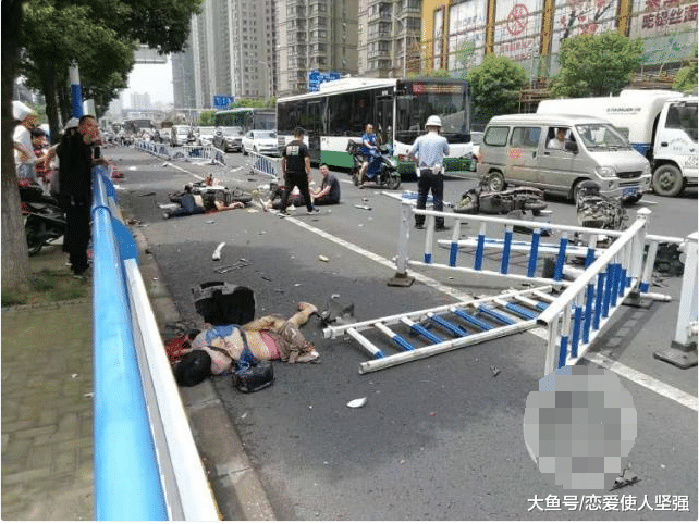 江苏常州奔驰车撞伤致死多名电动车主案的肇事者是汽修厂员工非车主