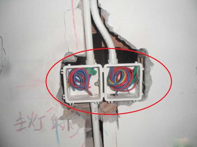 『』电工穿完线之后，为啥把电线绕2圈再接开关？弄明白了才不会被坑
