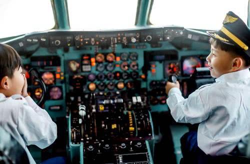 副机长在万米高空教12岁小孩开飞机，航班遇难，无一人幸存