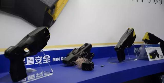 曾经最为著名的四款非致命手枪 除了泰瑟枪 国产脉冲电击枪最给力