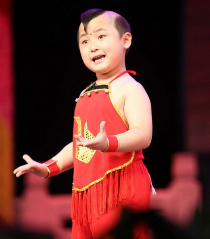 原来他已去世4年！曾是当红春晚福娃，如今墓前摆满零食好心酸