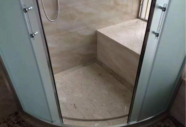 老公让师傅这样设计淋浴房，排水顺畅还不打滑，引来邻居纷纷参观