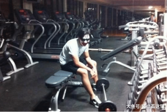 歌手林宥嘉的居家生活，家里裝修略顯簡單，看不出是明星的家