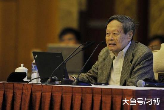 为什么很多人看不见杨振宁那么大的功劳，偏偏关注学术外的事情？