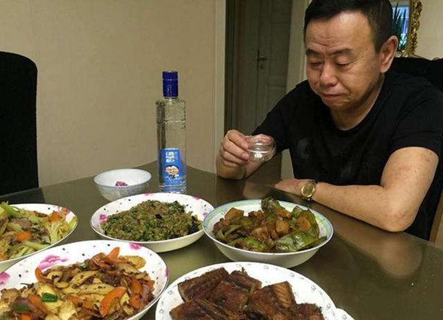 潘长江晒出自己的家，在家经常陪孙子一起玩，完全没有大明星架子