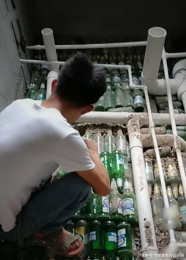 浇混凝土前，师傅用空酒瓶回填，这种卫生间我真不敢用力踩，怕碎了