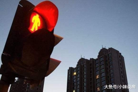 据最新数据表明, 年底房产交易明显下跌, 购房者都处于观望中