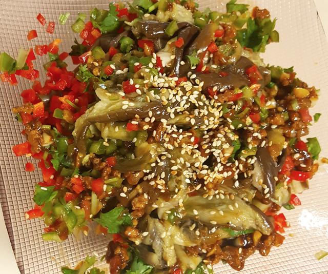 茄子拌鸡丝，老人小孩都爱吃，隔壁小孩都馋哭了