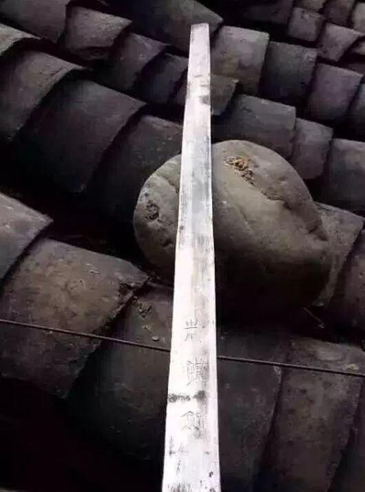 在自家菜地挖出古物，擅自改装，专家赶来鉴定，老农有点懵