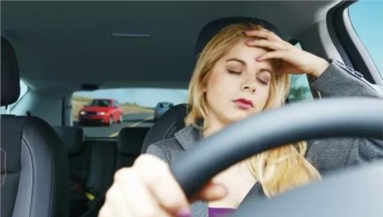 雨天开车这项功能一定要关闭 太多人因为它发动机报废