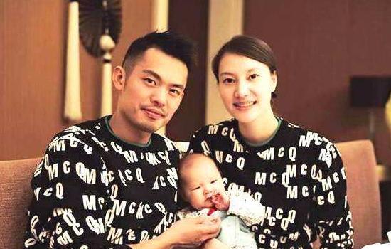 晒晒林丹一家人住的豪宅，对儿子太宠了，直接在院子做儿童游乐场