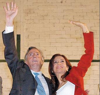 丈夫当四年总统主动让贤，妻子又连任两届，欲东山再起却面临拘捕