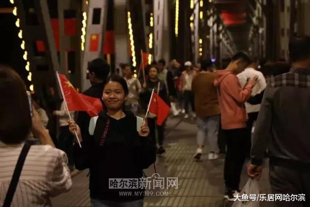 昨晚一高兴，中央大街又满了！20万人！还有一个网红打卡处人更多