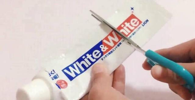 牙膏用完之后，牙膏皮别再傻傻扔掉了，剪2刀秒变清洁利器！