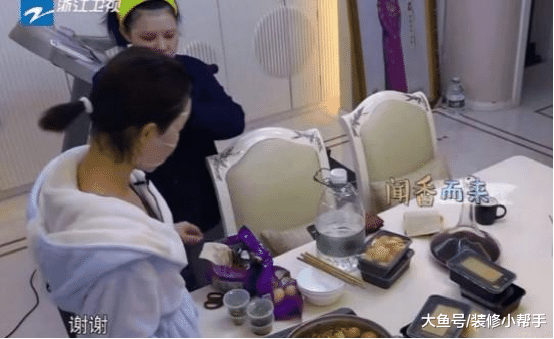 走进舒畅的豪宅设计，这客厅面积也太大了吧，看上去空荡荡的