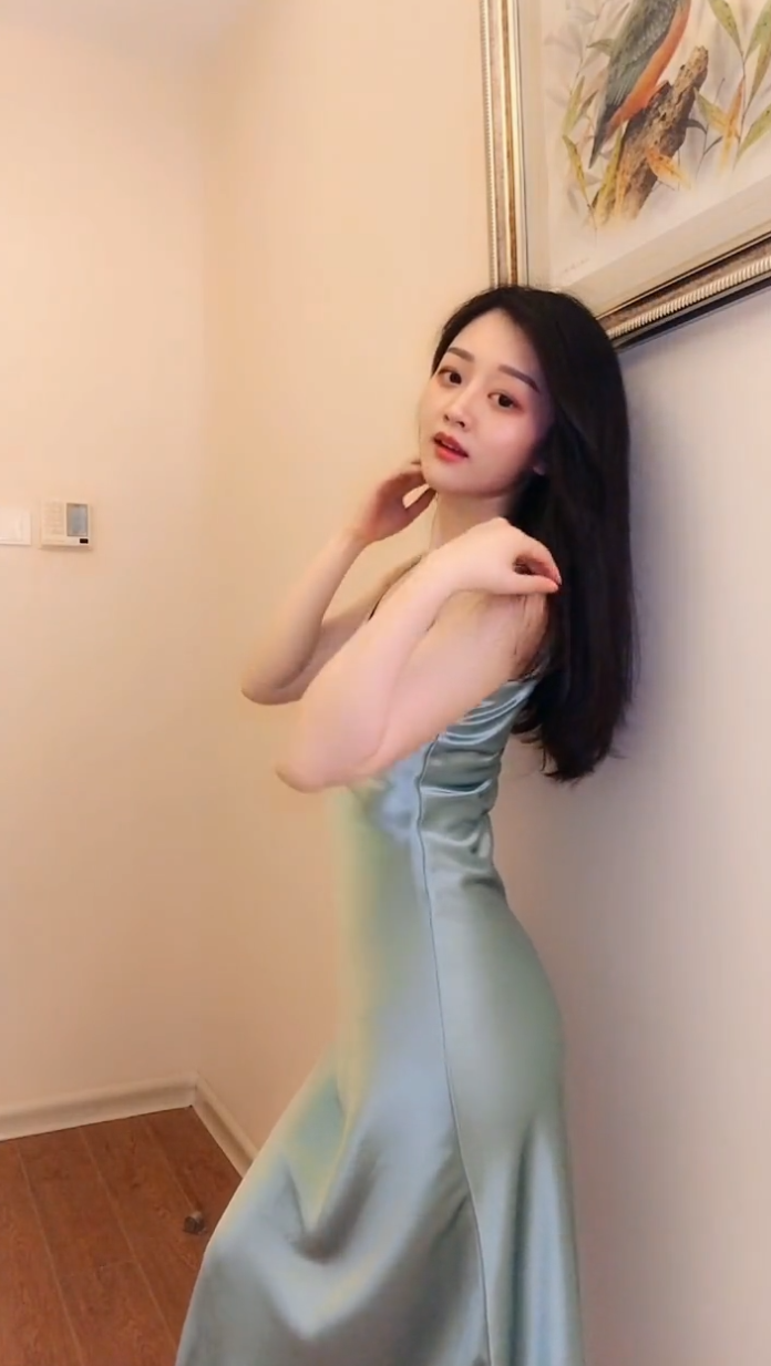 美女一袭真丝长裙，给人高级感