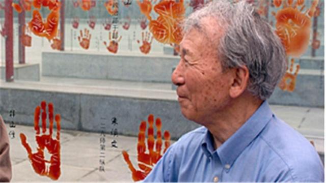 80岁日本老兵来到中国，坚持要见当年的老对手，为何一见面当场下跪