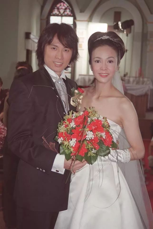 毛小慧是余乐天的上司,一个是精致的都市丽人,另一个则是不修边幅的