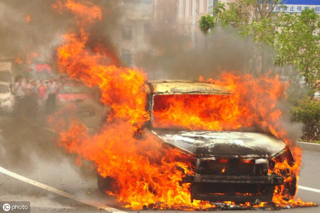 不管车贵不贵，若出现这几种征兆，说明离自燃不远了，早看早预防