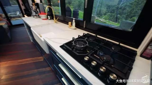 一对情侣在山上自建一栋20㎡小黑屋，两室一厅还带小院，羡煞旁人！