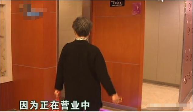 女子换泳衣遭遇尴尬一幕，怒找记者曝光，女子：一男的在我身后！