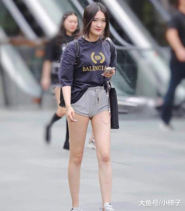丰腴超短裤的美眉，路人都看呆了
